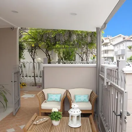Couette-café Mediterranea Sea House 3*
