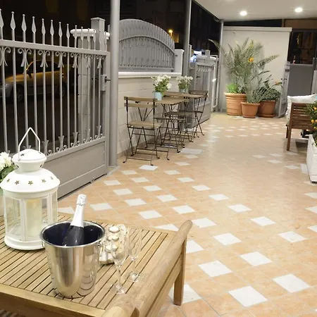 Couette-café Mediterranea Sea House 3*